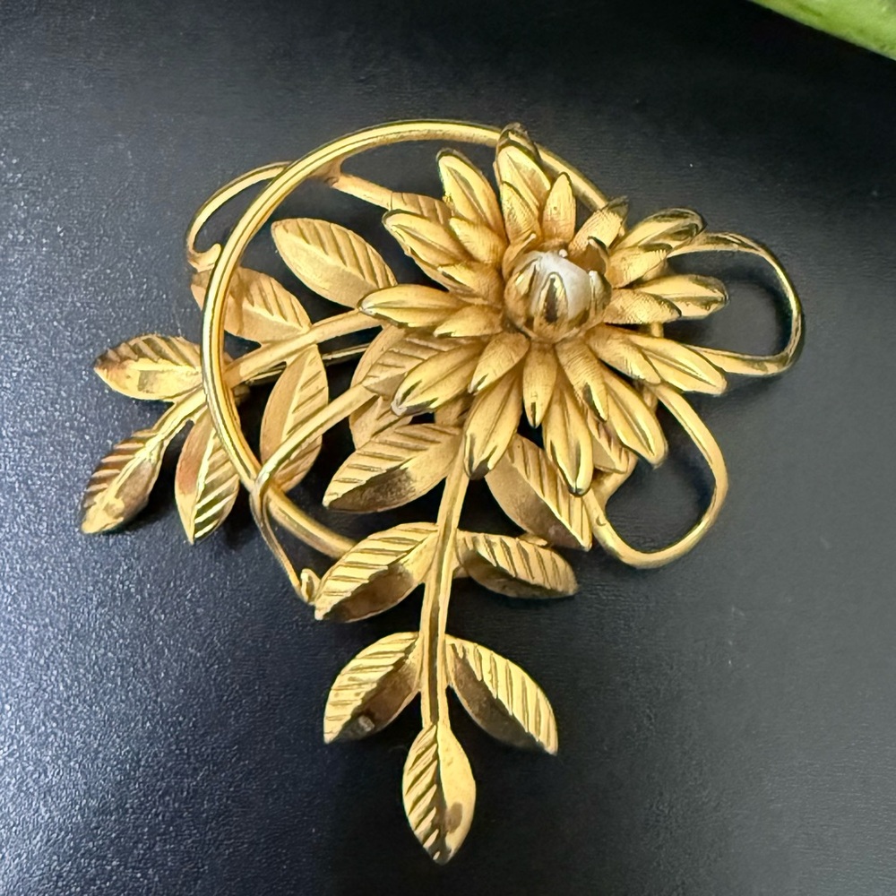 Vintage Unsigned Gold Tone Textured Flower Sprays Faux Pearl Brooch Pin 7g.